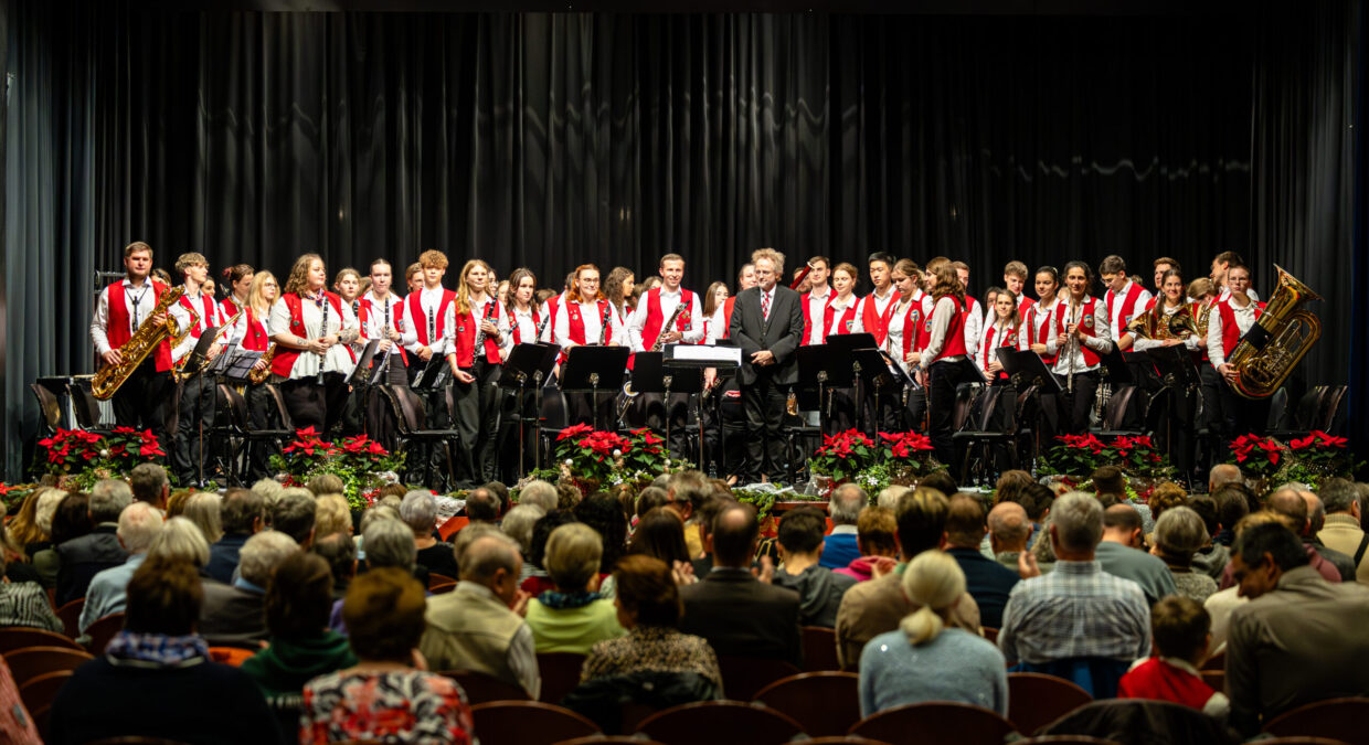 Das Hauptorchester der Stadtjugendkapelle Zirndorf während des Weihnachtskonzerts 2025 in der Paul-Metz-Halle.