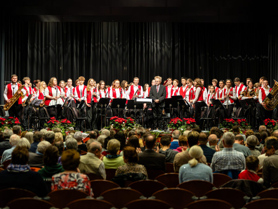 Das Hauptorchester der Stadtjugendkapelle Zirndorf während des Weihnachtskonzerts 2025 in der Paul-Metz-Halle.