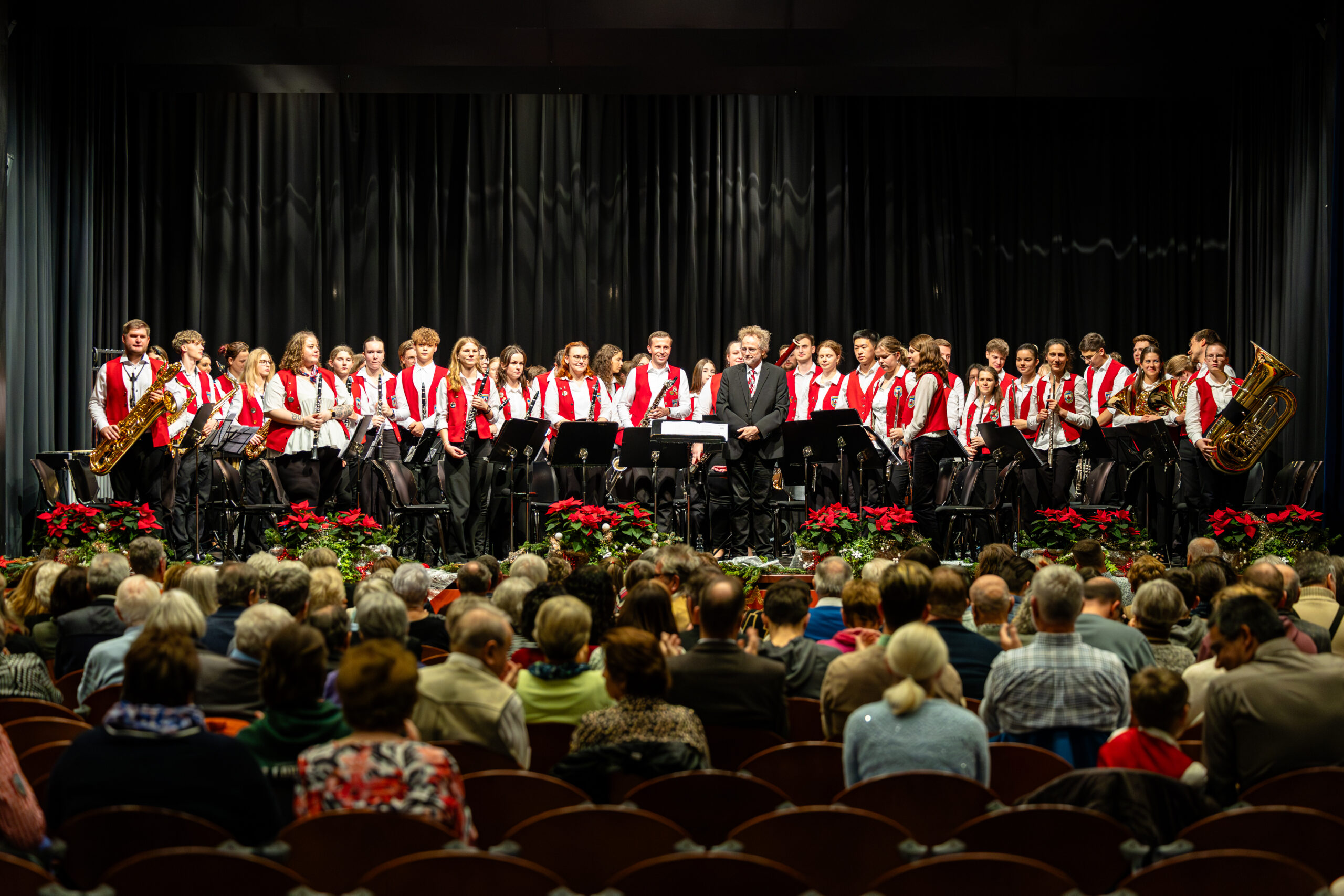 Das Hauptorchester der Stadtjugendkapelle Zirndorf während des Weihnachtskonzerts 2025 in der Paul-Metz-Halle.